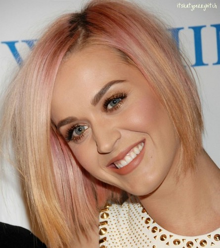  Katy Perry Debuts new short hairdo