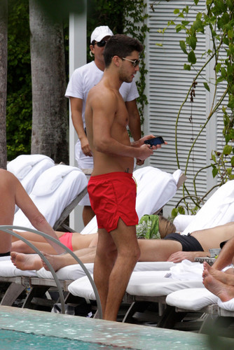  Model Miguel Iglesias Shirtless door The Pool In Miami