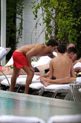 Model Miguel Iglesias Shirtless سے طرف کی The Pool In Miami