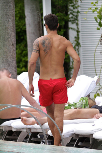  Model Miguel Iglesias Shirtless oleh The Pool In Miami