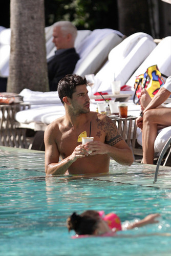  Model Miguel Iglesias Shirtless kwa The Pool In Miami