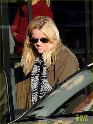  Reese Witherspoon: 日 Out with Dad!