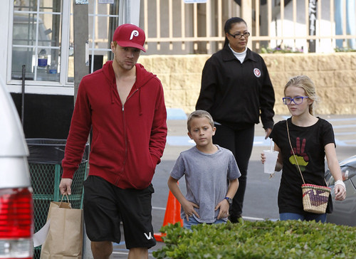  Ryan Phillippe DILFing It Up With Kids, Plus Nibbly pautan