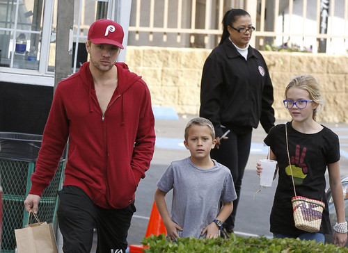  Ryan Phillippe DILFing It Up With Kids, Plus Nibbly link