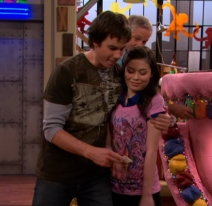 Spencer giving Carly money for being his little sister
