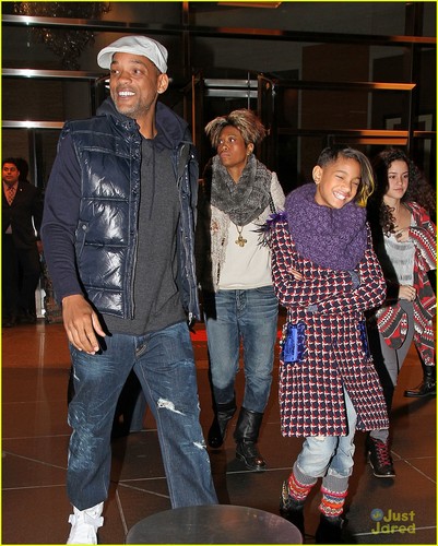  Willow Smith with dad Will in New York City (December 5)