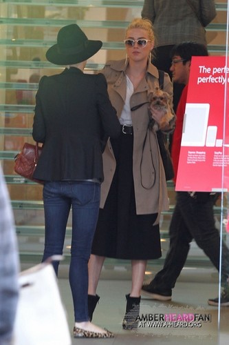  AT THE maçã, apple STORE WITH HER SISTER WITHNEY (DECEMBER 6TH)