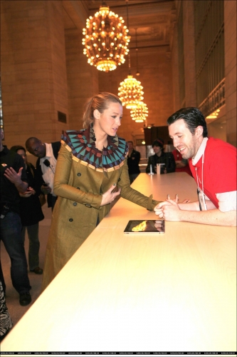  Blake @ яблоко Store Grand Central Station Opening - December 9