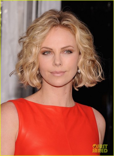  Charlize Theron: 'Young Adult' Premiere in NYC!