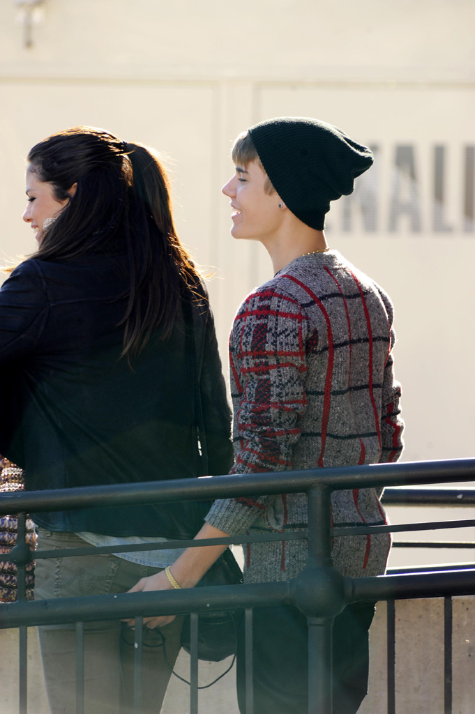  Justin Bieber Grabs Selena Gomez's Butt
