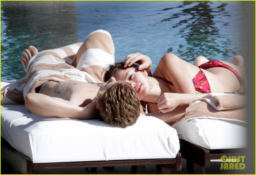 Justin Bieber & Selena Gomez Cuddle in Cabo