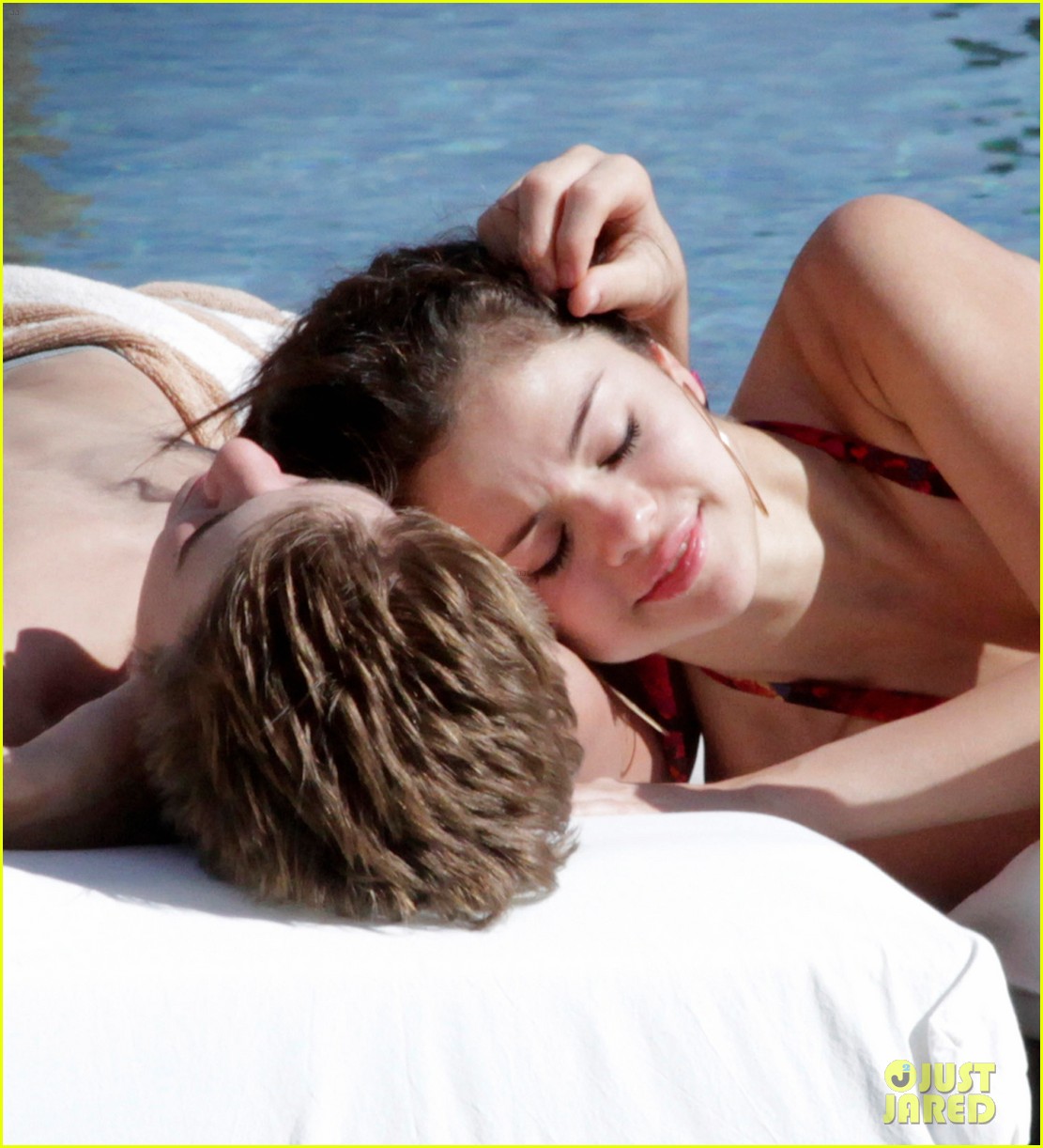 Justin Bieber & Selena Gomez Cuddle in Cabo
