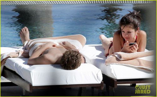  Justin Bieber & Selena Gomez Cuddle in Cabo
