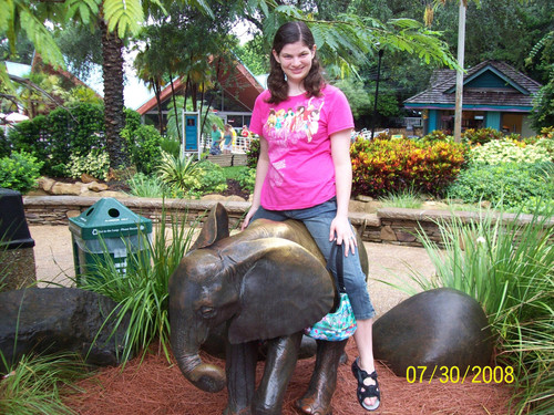  Little girl ridding an éléphant