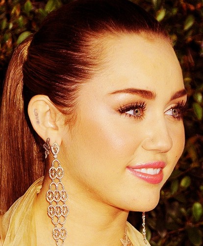  Miley Cyrus - 09/12 American Giving Awards