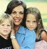  Natalie with her daughters