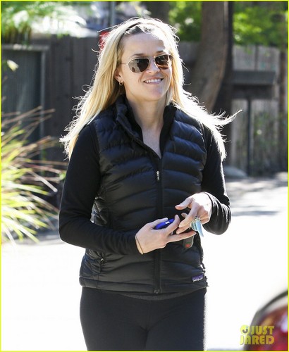  Reese Witherspoon: 'This Means War' International Trailer!