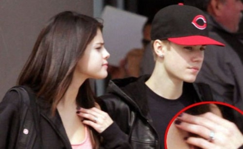  Justin Bieber and Selena Gomez: ring for her and for him bandages