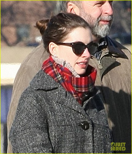  Anne Hathaway: Sunday Stroll with the Parents!