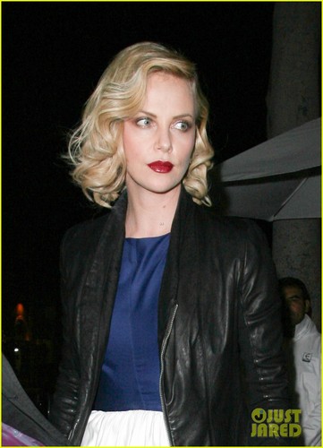  Charlize Theron: avondeten, diner at Mr. Chow!