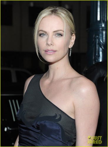  Charlize Theron Premieres 'Young Adult' in Beverly Hills!