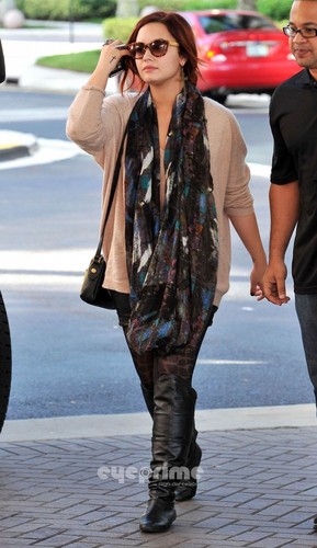  Demi Lovato Arriving At Her Fort Lauderdale Hotel, December 10