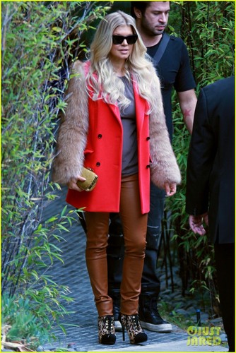  Fergie: फर Sleeved कोट in LA!