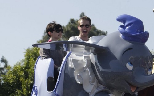  Ginnifer Goodwin & Josh Dallas in Disneyworld