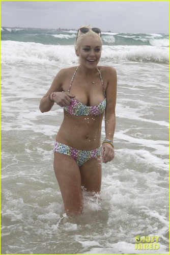  Lindsay Lohan: Bikini Babe in Hawaii