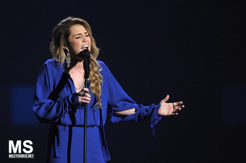 Miley Cyrus - 11/12 CNN Heroes: An All Star Tribute - Performance