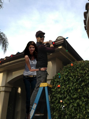  Selena/David hanging Weihnachten lights!