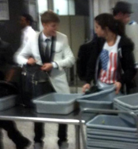  Selena and Justin at airport