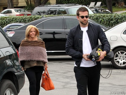  Bradley Cooper Plays tennis With Mom