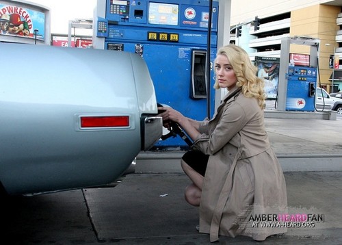  GETS GAS IN WEST HOLLYWOOD (DECEMBER 16TH)