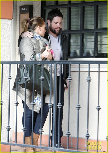  Hilary Duff: 晚餐 日期 with Mike Comrie!