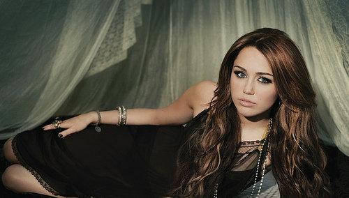  Miley Cyrus-Can´t Be Tamed