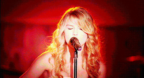  Taylor singing with her guitar..!