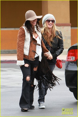  Vanessa Hudgens: Grocery Giggles with Ashley Tisdale!