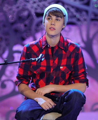  Bieber inicial for the Holidays and performs in concierto