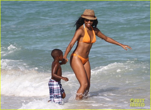  Gabrielle Union: Bikini Babe in Miami!