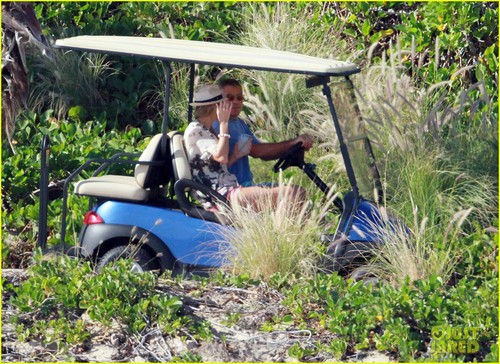  George Clooney & Stacy Keibler: Cabo Couple