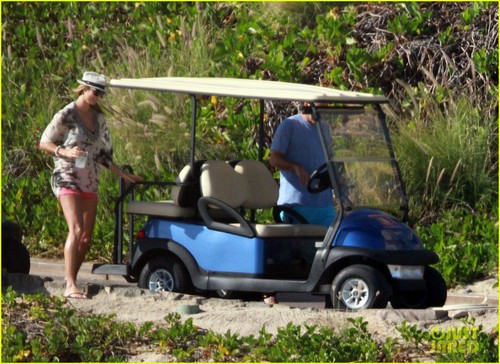  George Clooney & Stacy Keibler: Cabo Couple