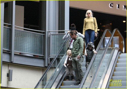 Gwen Stefani & Gavin Rossdale: Movie with the Kids!