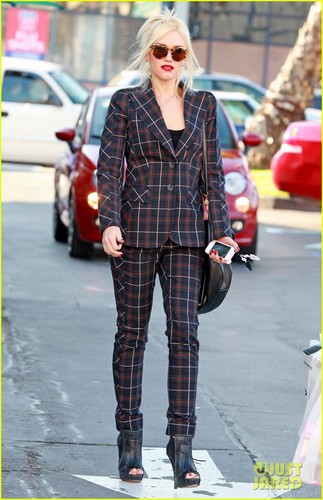  Gwen Stefani: Plaid Lady in West Hollywood!