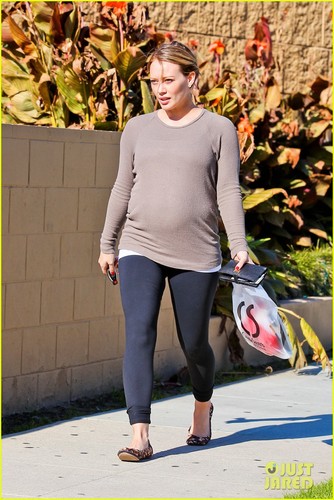  Hilary Duff: Holiday Shopping for Her Pups!