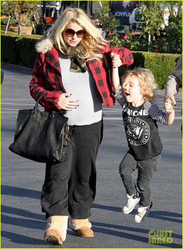  Jessica Simpson: দিন Out With Mom Tina & Bronx!