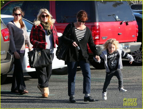  Jessica Simpson: दिन Out With Mom Tina & Bronx!