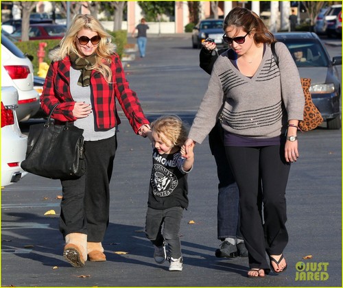  Jessica Simpson: 일 Out With Mom Tina & Bronx!
