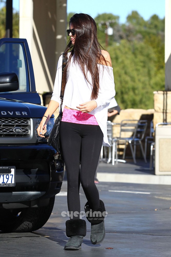 Kendall and Kylie Jenner seen out shopping in Calabasas, December 23 ...