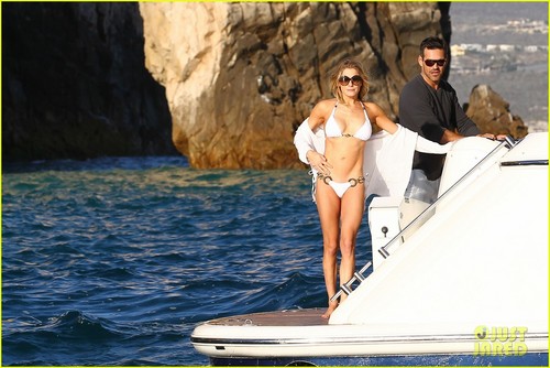  LeAnn Rimes: Bikini Babe on a barco